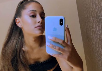 Ariana Grande sorprende a fans tras besar en la boca a una mujer