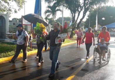 Capitalinos honran, conmemoran y recuerdan a sus deudos