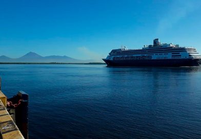 Crucero Volendam llega a Puerto Corinto