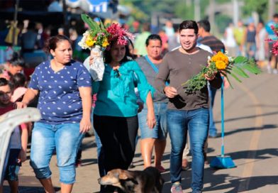Familias nicaragüenses visitan a sus difuntos en el cementerio Milagro de Dios
