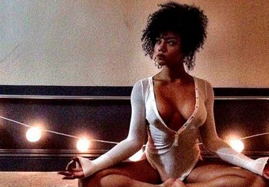 Jess Taras la sexy instructora de yoga que practica sin nada de ropa