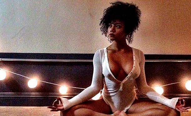 Jess Taras la sexy instructora de yoga que practica sin nada de ropa