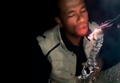 Sujeto devora un tizón encendido sin ninguna expresión de dolor