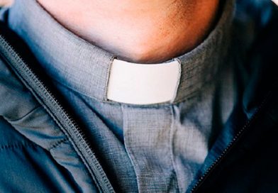Tribunal de Francia condena a sacerdote y a obispo retirado