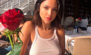 Eiza González vive peligrosa experiencia con tiburones