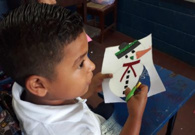 Estudiantes de la Escuela Elaisa Sandoval de Juigalpa elaboran adornos y tarjetas navideñas