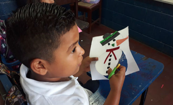 Estudiantes de la Escuela Elaisa Sandoval de Juigalpa elaboran adornos y tarjetas navideñas