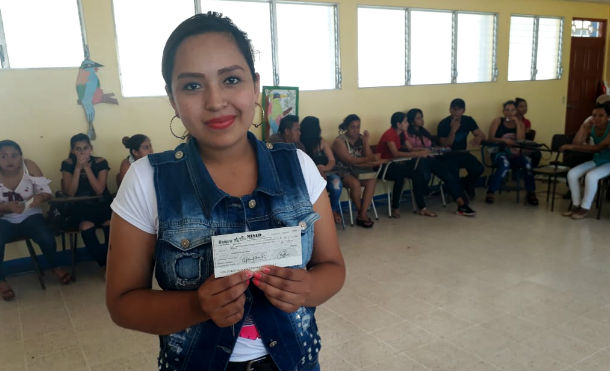 Gobierno Sandinista entrega bono complementario a bachilleres de Chontales