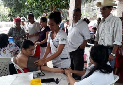 Adultos mayores participan en feria de salud gratuita en San Lorenzo