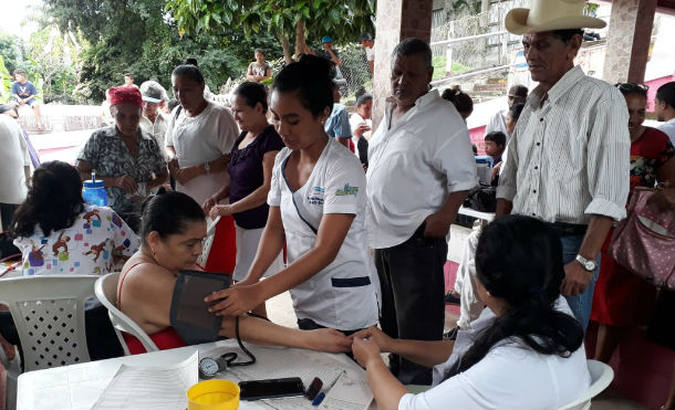Adultos mayores participan en feria de salud gratuita en San Lorenzo