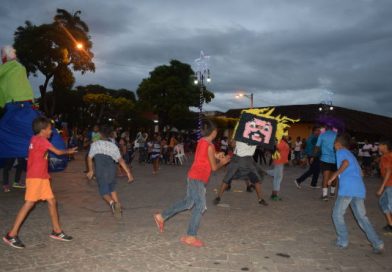 Familias disfrutan del Festival de Gigantonas Navideñas en Granada