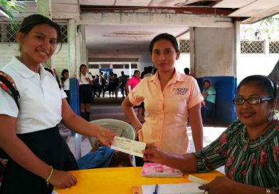 Chinandega: Mined entrega 4 mil 923 bonos complementarios a bachilleres
