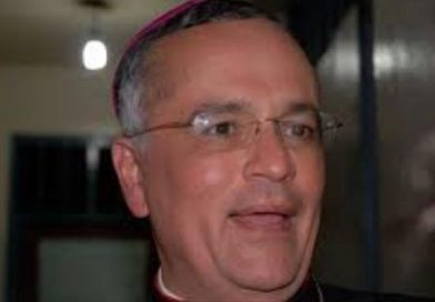 Silvio Báez se jacta de las manipulaciones que hace de la Santa Biblia