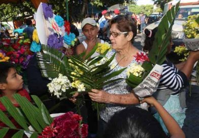 Familias inician visitas al cementerio Oriental de Managua