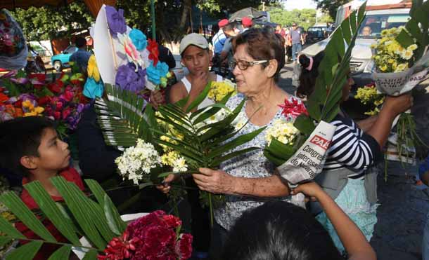 Familias inician visitas al cementerio Oriental de Managua