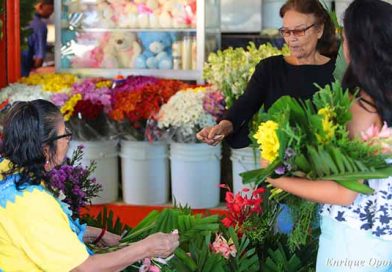 Familias y vendedoras de flores coinciden en cementerios de Managua