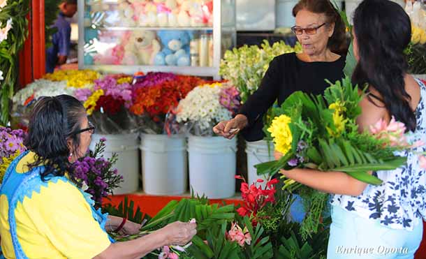 Familias y vendedoras de flores coinciden en cementerios de Managua