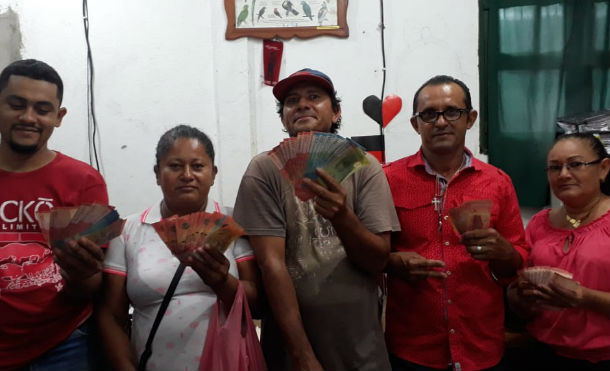 Trabajadores del municipio de Larreynaga reciben su aguinaldo