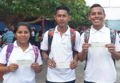 Bachilleres de Siuna, Granada y San Juan del Sur reciben bono complementario
