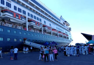 Crucero Volendam arriba al Puerto de Corinto