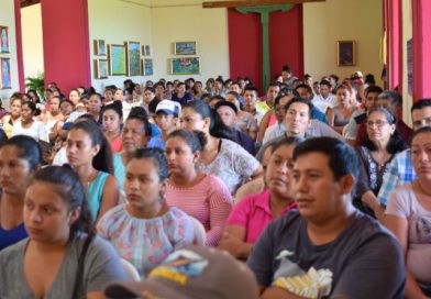 Gobierno sandinista entrega bonos a pequeños emprendedores del departamento de Granada