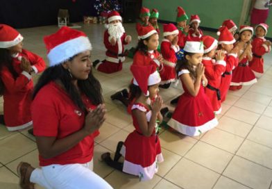 Niños de la Escuela Wisconsin del distrito II participan en festival navideño