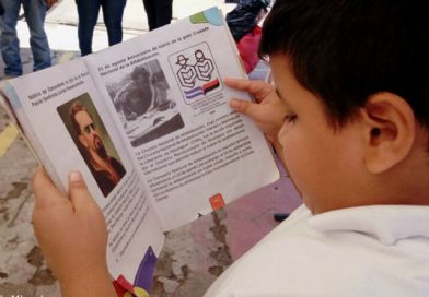 Niños y niñas conmemoran al comandante Carlos con maratón de lectura