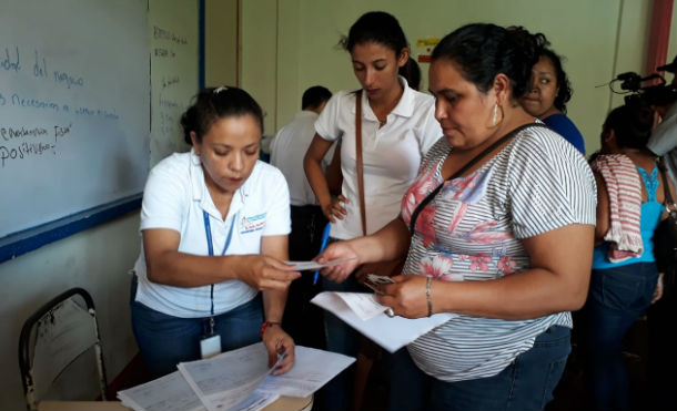 Matagalpa: Protagonistas de Usura Cero reciben créditos en conmemoración al Comandante Carlos Fonseca Amador