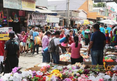 Mercados abarrotados de compradores atraídos por descuentos