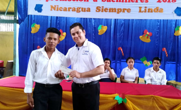 Nueva Guinea: Buen Gobierno sandinista entrega bono complementario a bachilleres