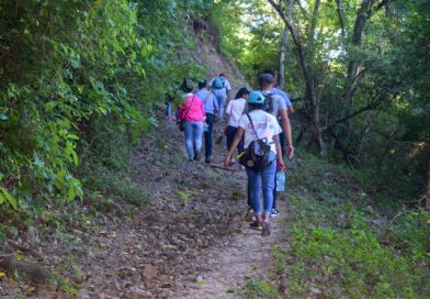 León: Jóvenes desarrollan reto del senderismo al cerro "La Mocuana"