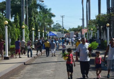 Cementerio de Granada recibe a miles de ciudadanos que llegan a visitar a sus deudos