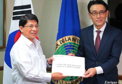 Embajador de Corea presenta Copias de Estilo al Canciller Denis Moncada