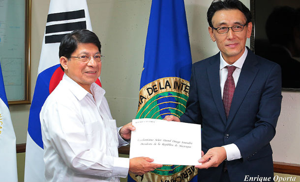 Embajador de Corea presenta Copias de Estilo al Canciller Denis Moncada