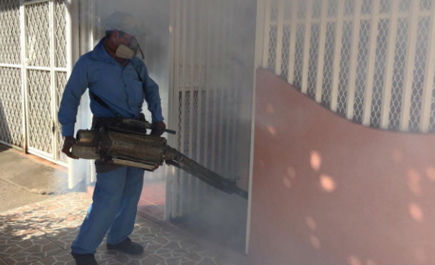 Minsa realiza jornada de fumigación en el barrio Domitila Lugo del distrito IV de Managua