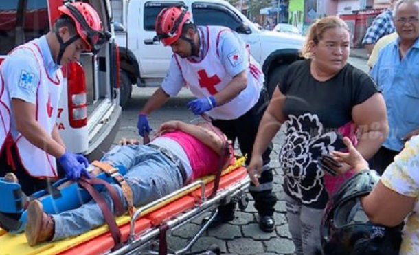 Editorialista del diario La Prensa iba tomado cuando le fracturó la pierna al motociclista
