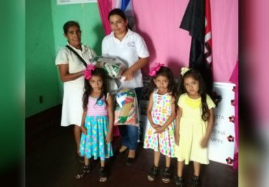 MIFAN entrega paquetes alimenticios a familias con embarazos múltiples en Boaco