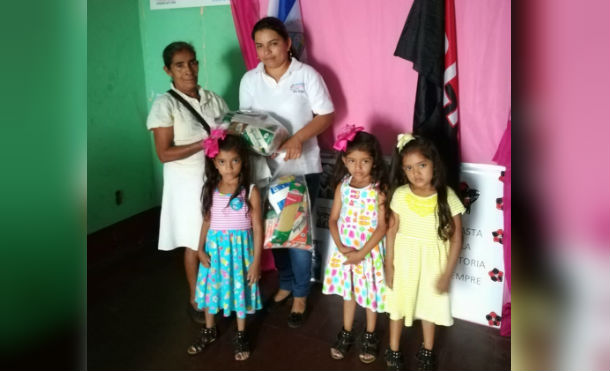 MIFAN entrega paquetes alimenticios a familias con embarazos múltiples en Boaco
