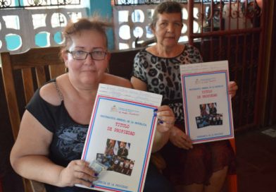 Familias del departamento Granada reciben sus títulos de propiedad