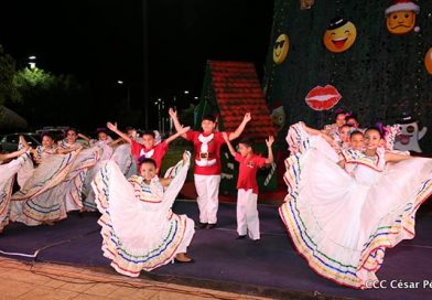 Encienden árbol de Navidad en el Paseo Xolotlán