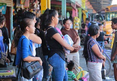 Población comienza a llenar terminales de buses en mercados de Managua