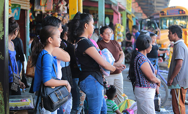Población comienza a llenar terminales de buses en mercados de Managua