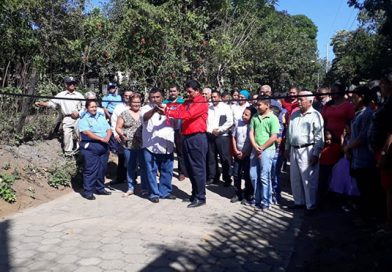 León: Autoridades municipales inauguran calles para el pueblo en Quezalguaque