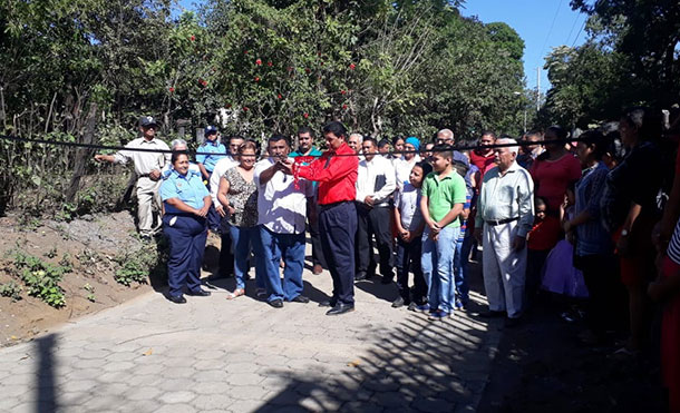 León: Autoridades municipales inauguran calles para el pueblo en Quezalguaque