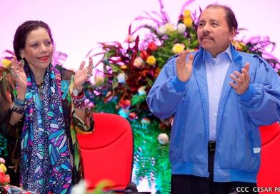 Presidente Daniel y vicepresidenta Rosario saludan al presidente Jovenel Moïse en el 2015 Aniversario de la Independencia de Haití