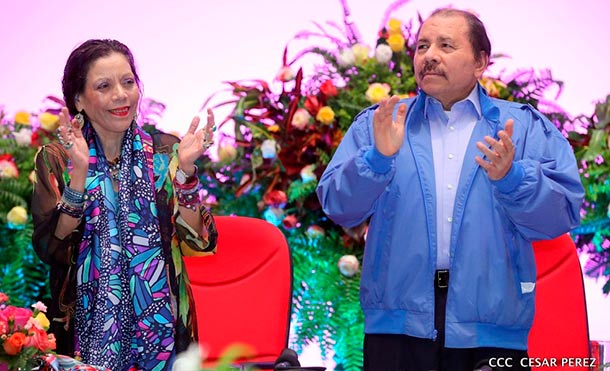 Presidente Daniel y vicepresidenta Rosario saludan al presidente Jovenel Moïse en el 2015 Aniversario de la Independencia de Haití