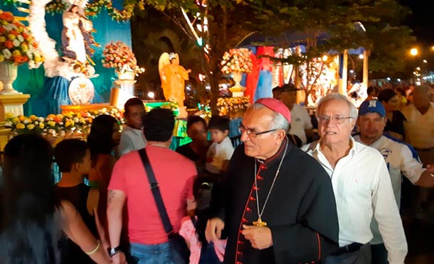 Monseñor Bosco Vivas Robelo bendice altares en León