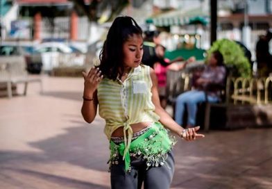 (+Videos) Chica se vuelve viral luego de bailar dentro de un mercado