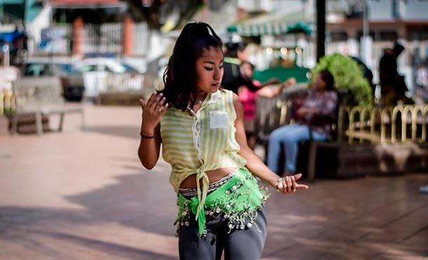 (+Videos) Chica se vuelve viral luego de bailar dentro de un mercado