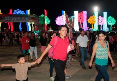 Familias aprovechan la Feria del Comercio Navideño en la Plaza la Fe